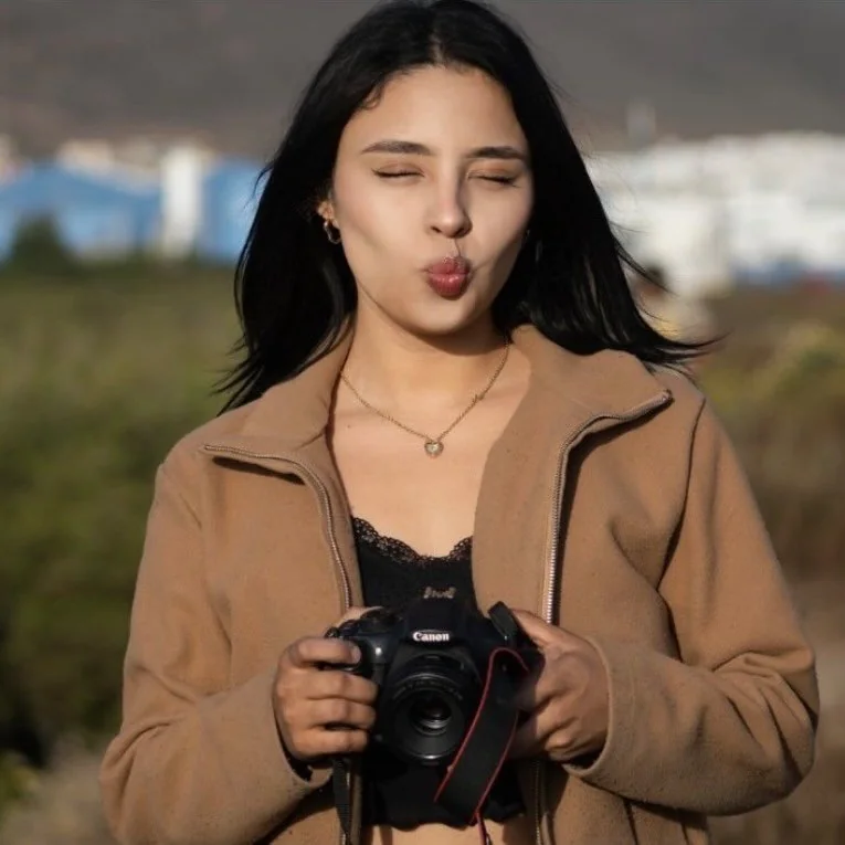 Alexa Lara con su cámara, retrato de su perfil de Instagram