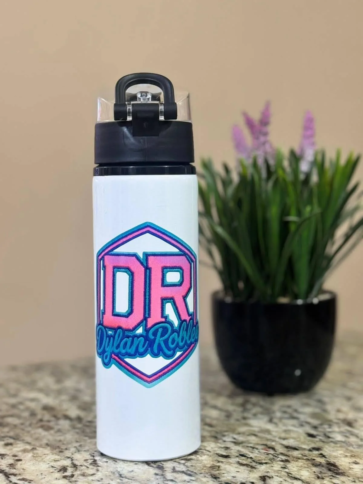 Cilindro blanco con diseño personalizado en rosa y azul