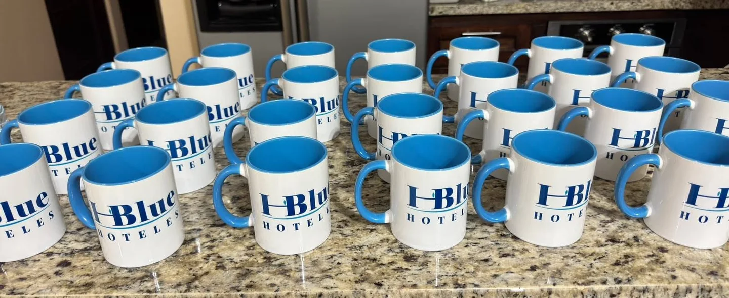 Tazas con un logotipo e interior azul, preparadas en un mismo lote