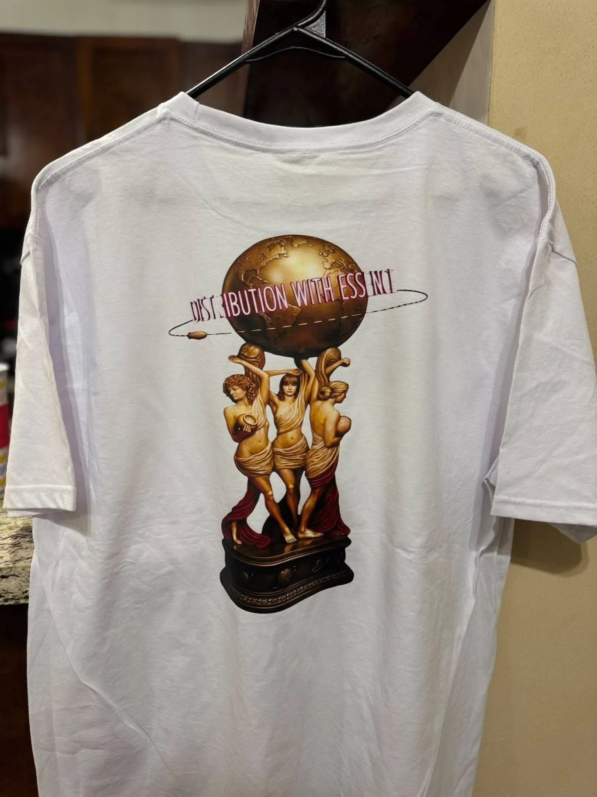 Playera blanca con estampado artístico