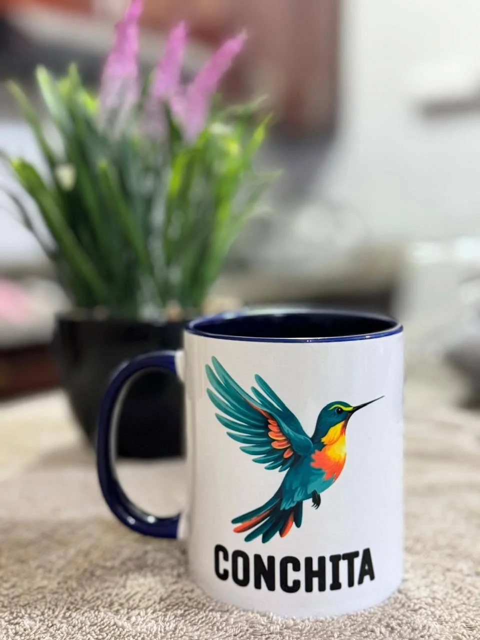 Taza con un colibrí, nombre y asa azul