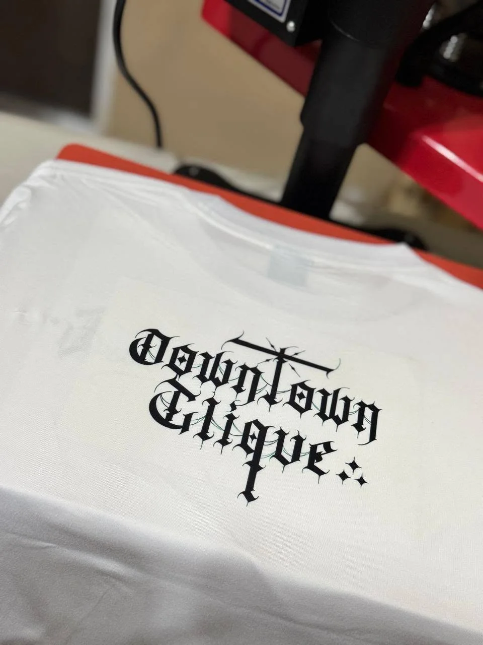 Estampado de tipografía negra sobre una playera blanca