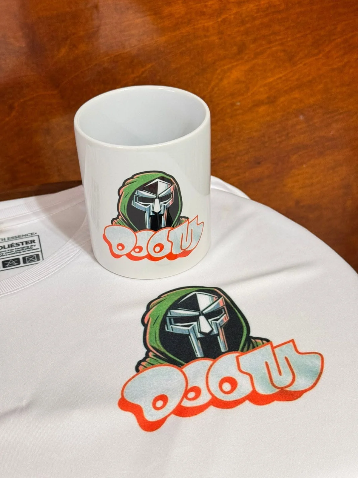 Taza y playera con el mismo estampado
