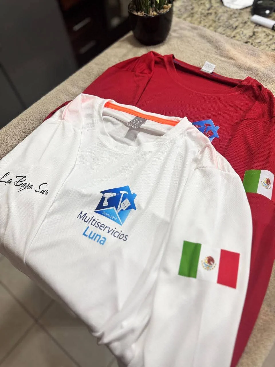 Camisas blanca y roja con logotipo personalizado y bandera de México