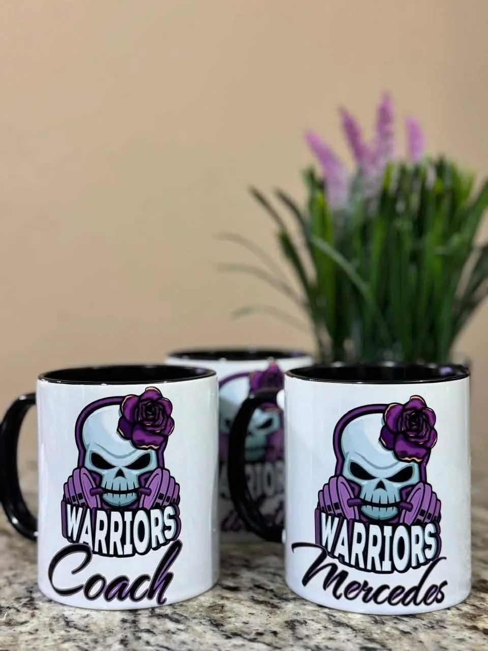 Tazas con nombres y diseño de calavera en tonos morados