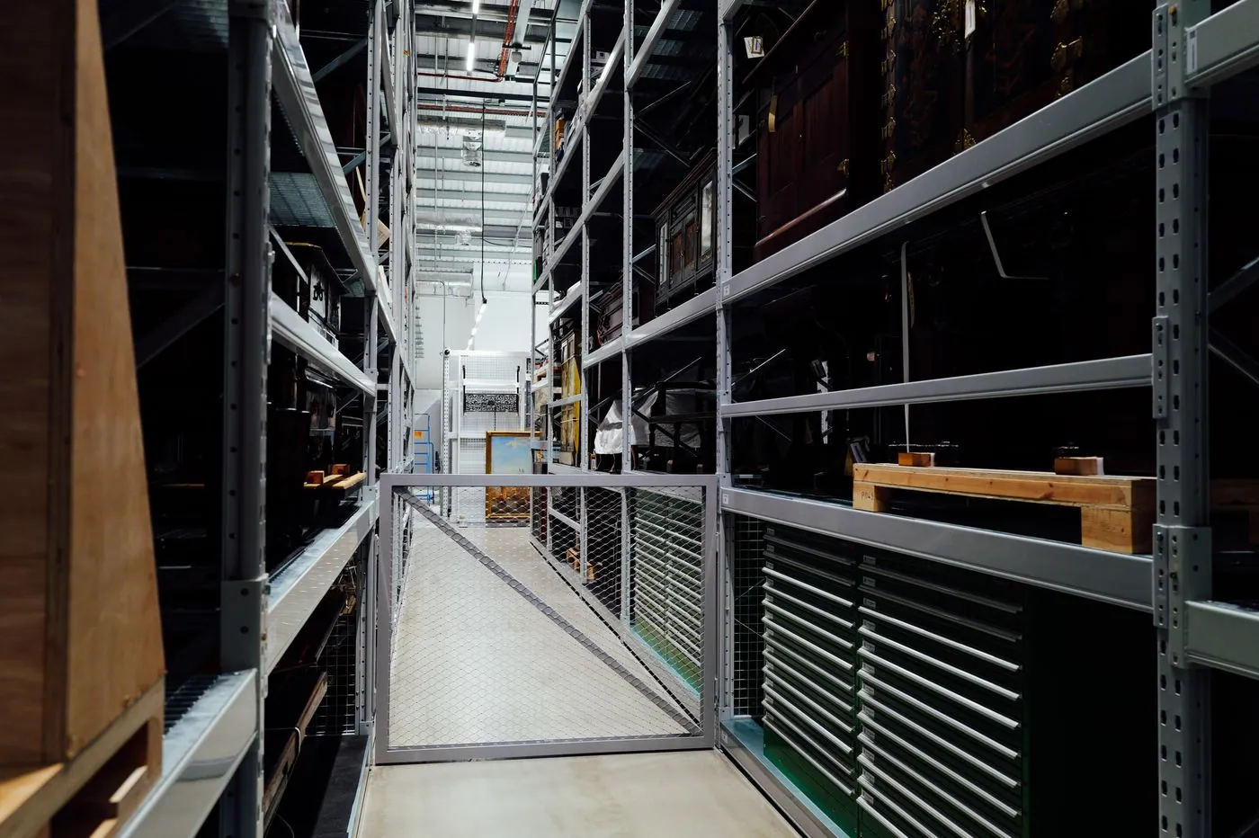 Interior de un almacén industrial · imagen ilustrativa