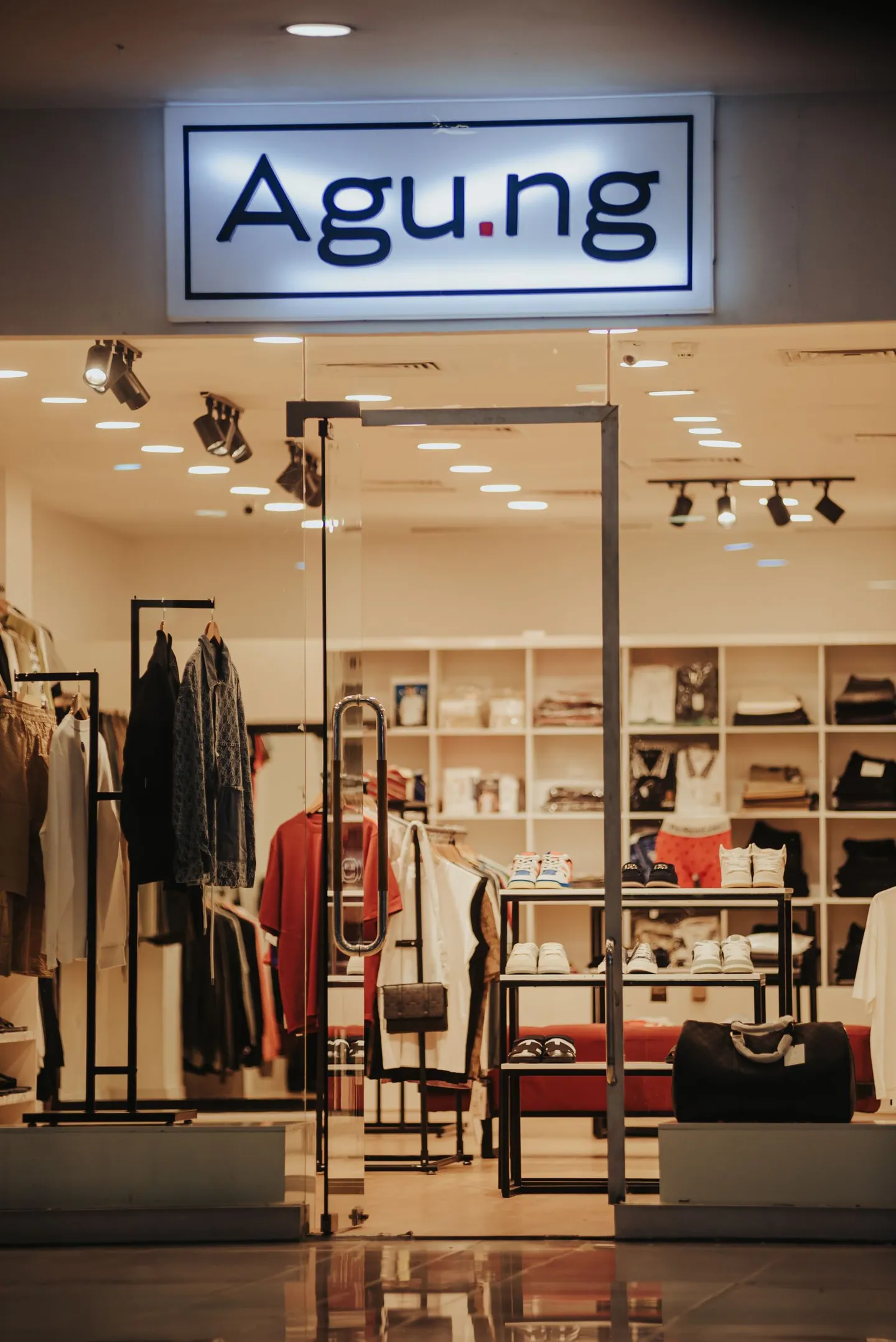 Interior de un establecimiento comercial · imagen ilustrativa