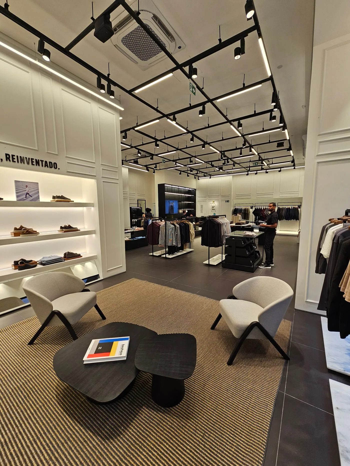 Interior comercial con exhibidores · imagen ilustrativa