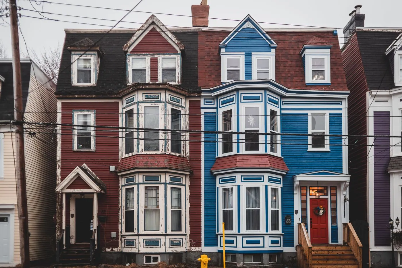Viviendas urbanas en una calle residencial · imagen ilustrativa