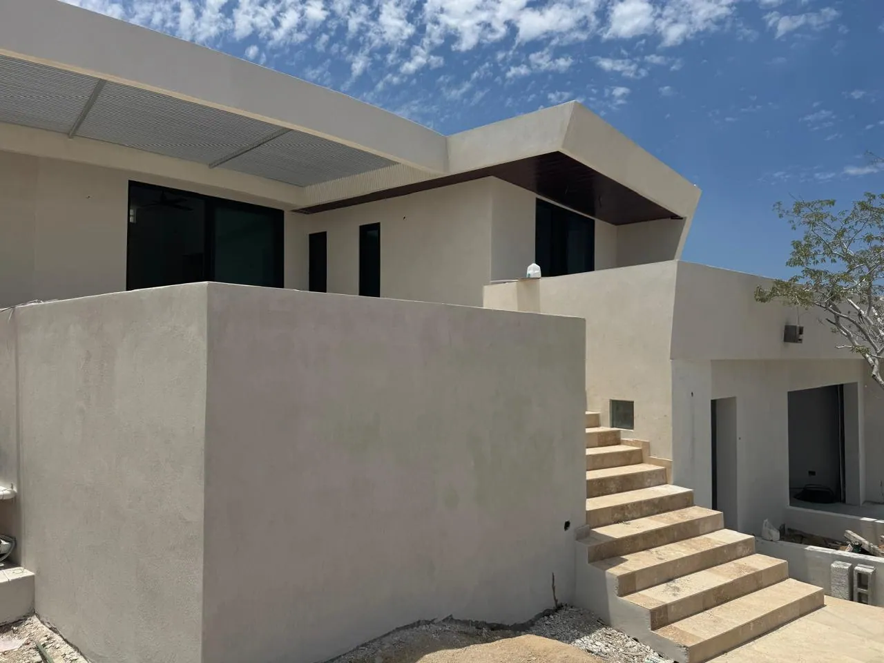 Escalinata y volúmenes de una residencia en construcción del portafolio de PROYECTCONS